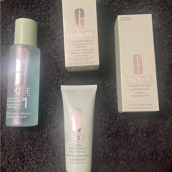 Clinique Skincare Set - Green and White